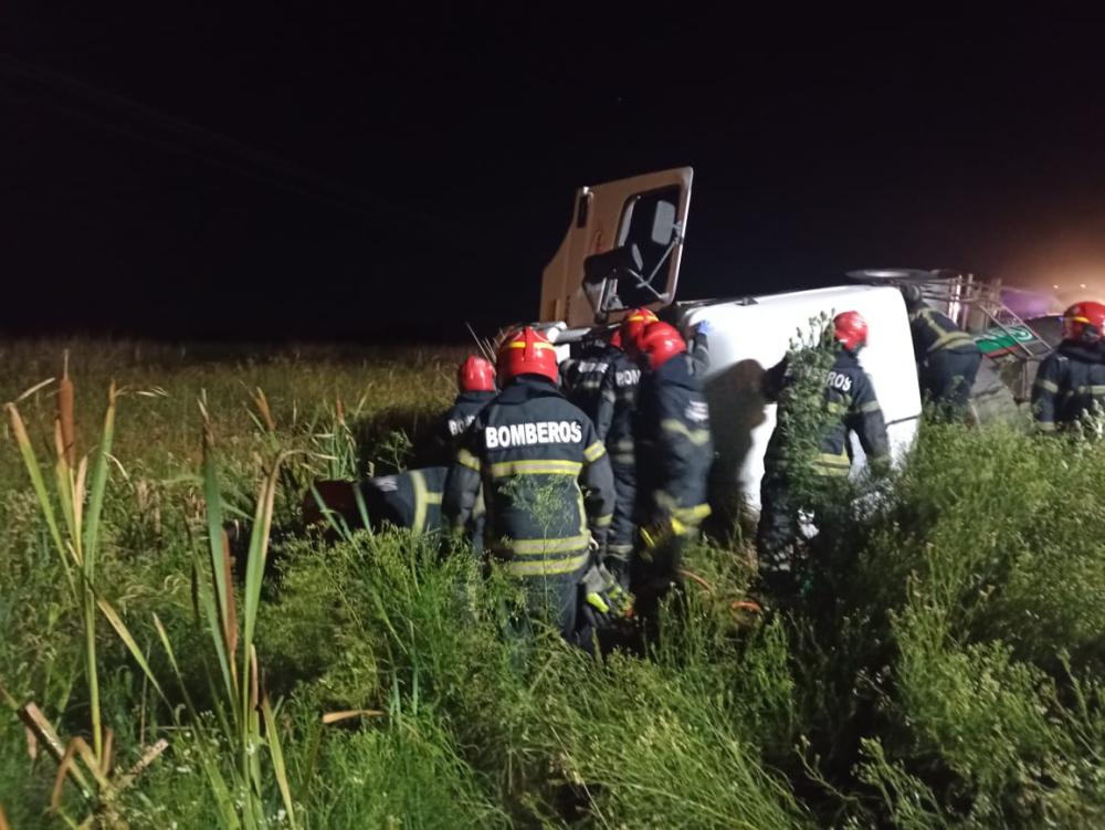 Volcó un camión lechero y el chofer fue rescatado por bomberos