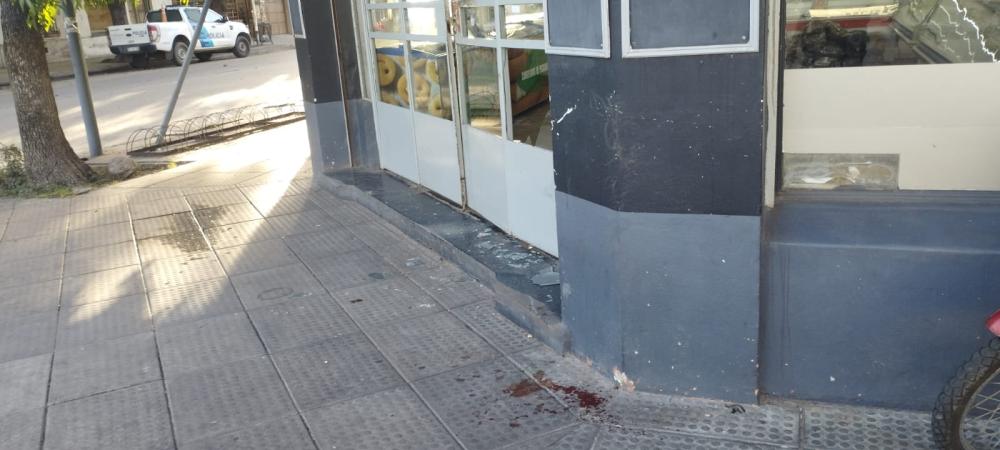 Dos motociclistas chocaron contra el frente de una carnicería