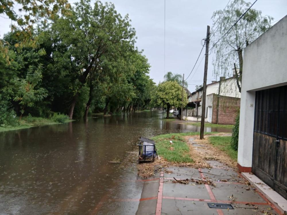 Ingreso de agua en domicilios y calles bloqueadas afectan a Bragado tras más de 115 milímetros de lluvia