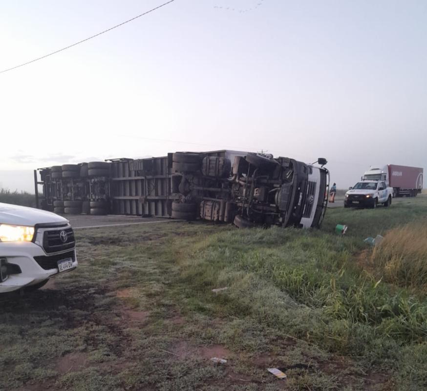 Volcó un camión y quedó atravesado sobre la ruta 5