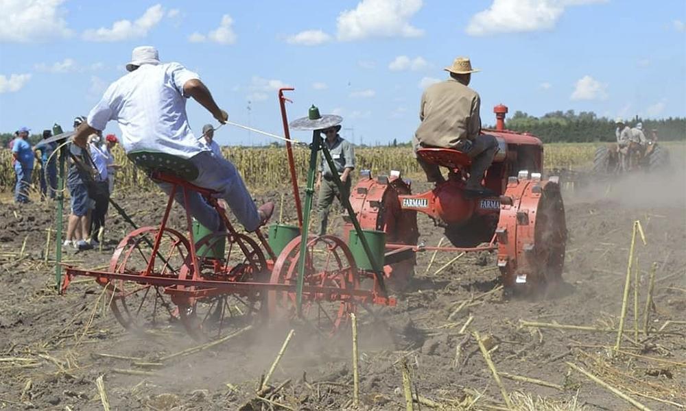 Se prepara la Fiesta de las Maquinarias Antiguas con la novedad de un tractor a vapor de más de 100 años