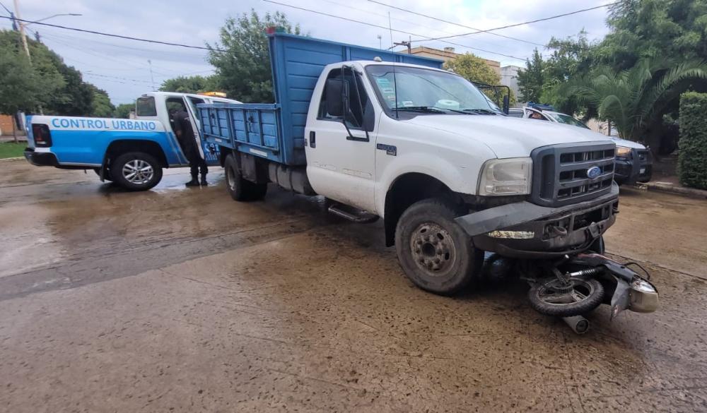 Una moto se incrustó debajo de un camión en la zona urbana