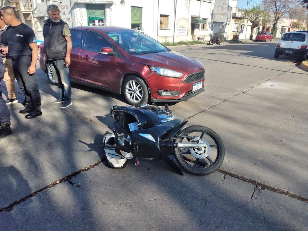 Fuerte Choque Entre Una Moto Y Un Auto, Una Menor Se Salvó Por El Casco ...