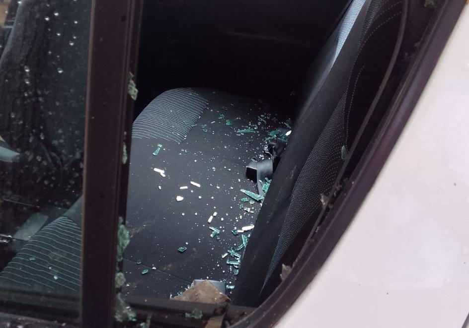 Vandalismo en pleno centro: rompieron un auto a cascotazos