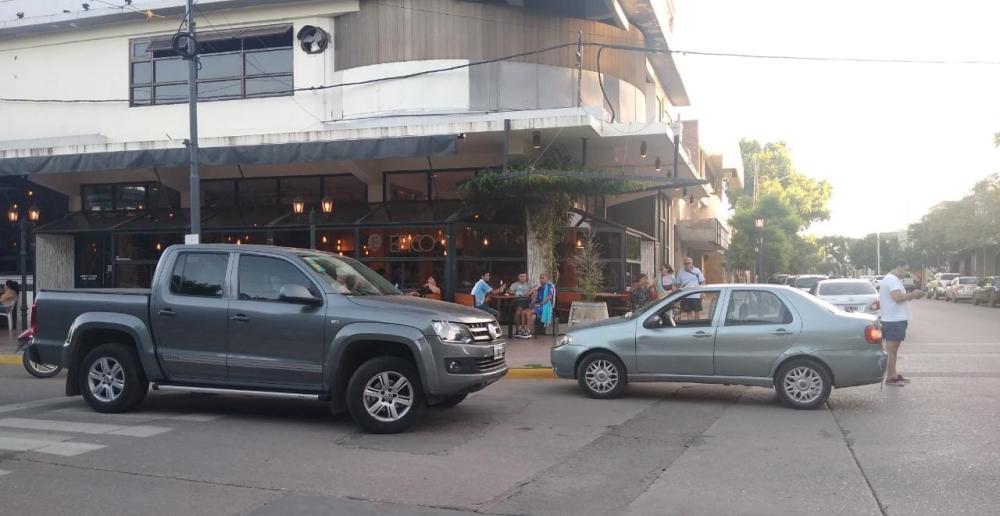 Choque entre dos autos en el centro en pleno festejo de Argentina
