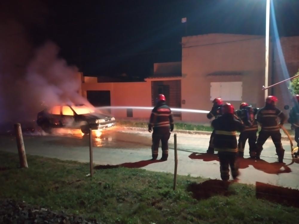 Incendio total en un auto estacionado