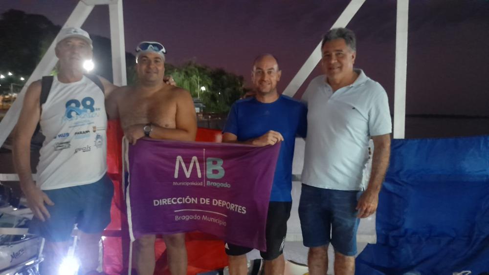 Un deportista bragadense cruzó a nado el Paraná