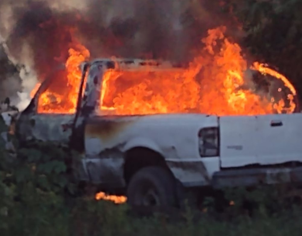 Bomberos sofocaron el incendio de una camioneta en el predio de ABSA