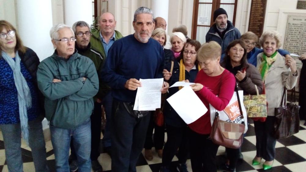 Jubilados municipales reclaman por haberes en la puerta de la Municipalidad