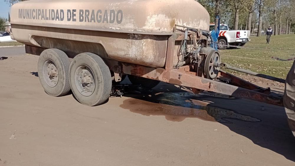 Los dos motociclistas que chocaron con el regador municipal están en terapia intensiva