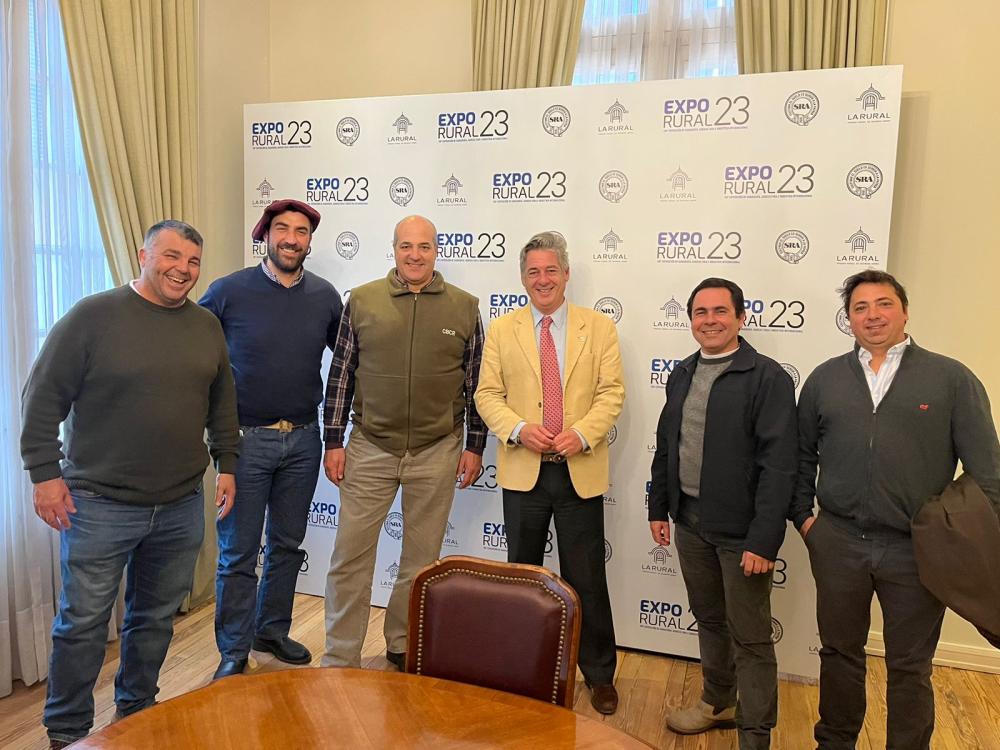 El bragadense Walter Barni y otros contratistas rurales, se reunieron con el presidente de SRA en Palermo