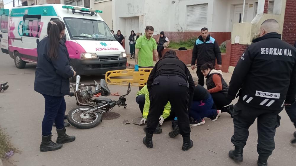 Motociclista atropelló a una inspectora de tránsito que estaba haciendo un control