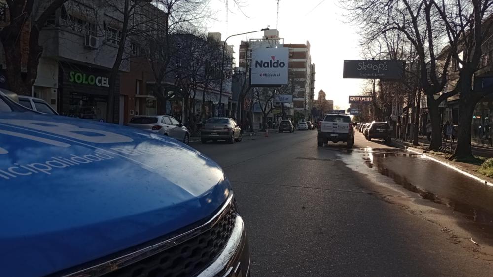 Las fuertes ráfagas de viento desprendieron un cartel en pleno centro