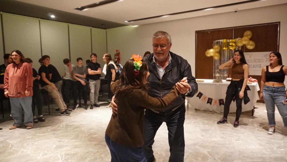 Cumplió 15 en los Juegos Bonaerenses: festejo sorpresa y hasta vals con el intendente