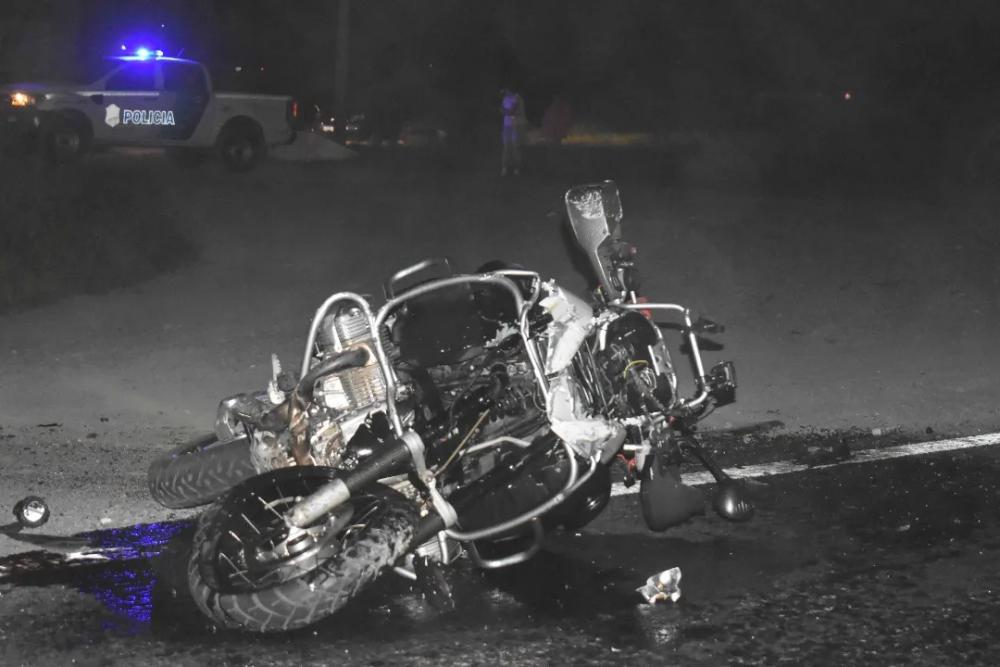 Un motociclista murió al ser embestido por un auto en la ruta 5