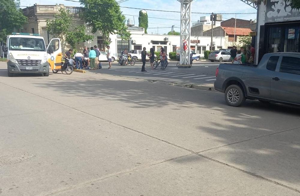 Menor de 14 años iba con un niño en moto y chocó con un auto