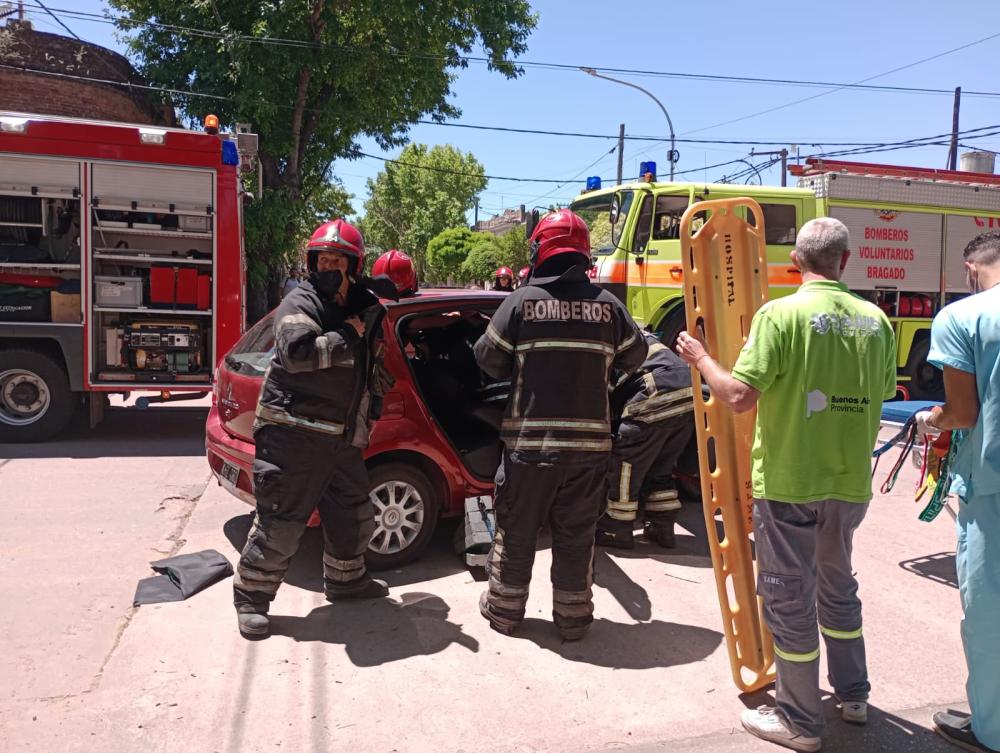 Fuerte choque entre dos autos en el centro: una mujer rescatada por bomberos