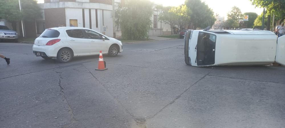 Fuerte impacto entre dos vehículos en la esquina de San Martin y Santa María