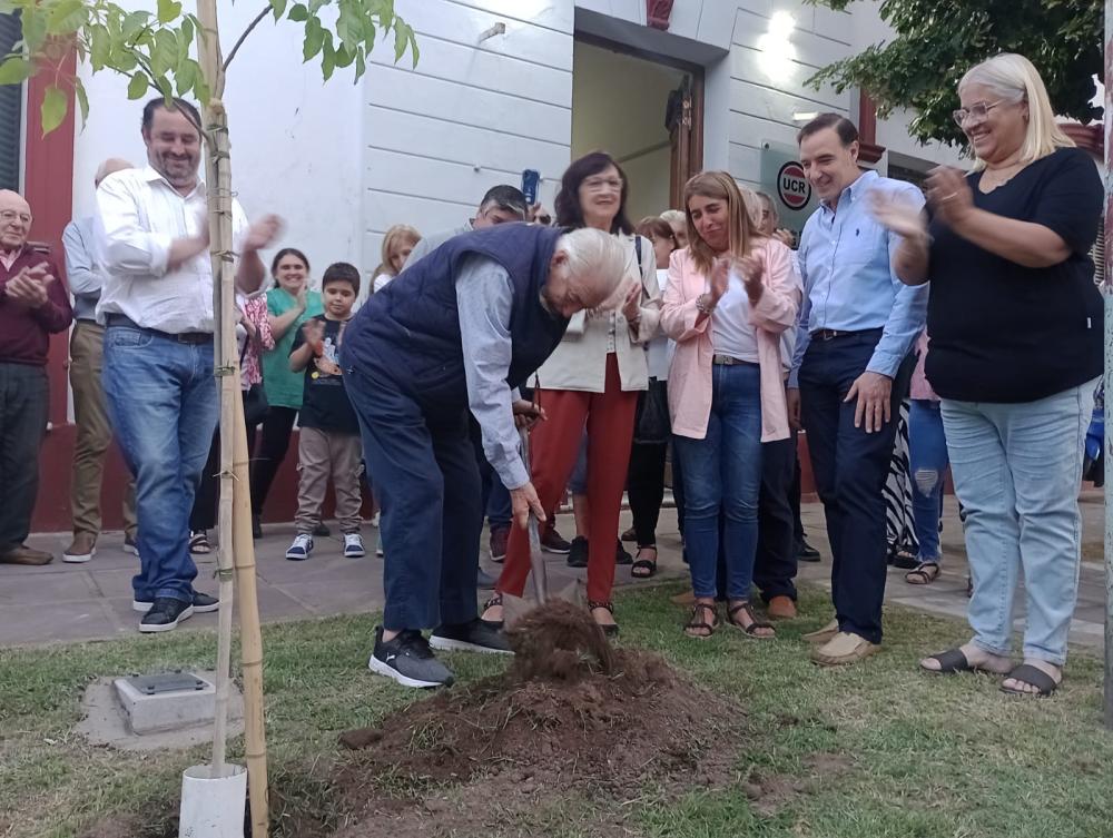 "Un Árbol por los Derechos" el homenaje de las UCR a 40 años del retorno democrático