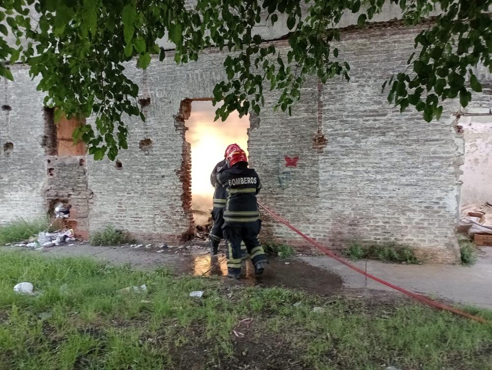 Los bomberos apagaron un incendio en el predio usurpado del ferrocarril
