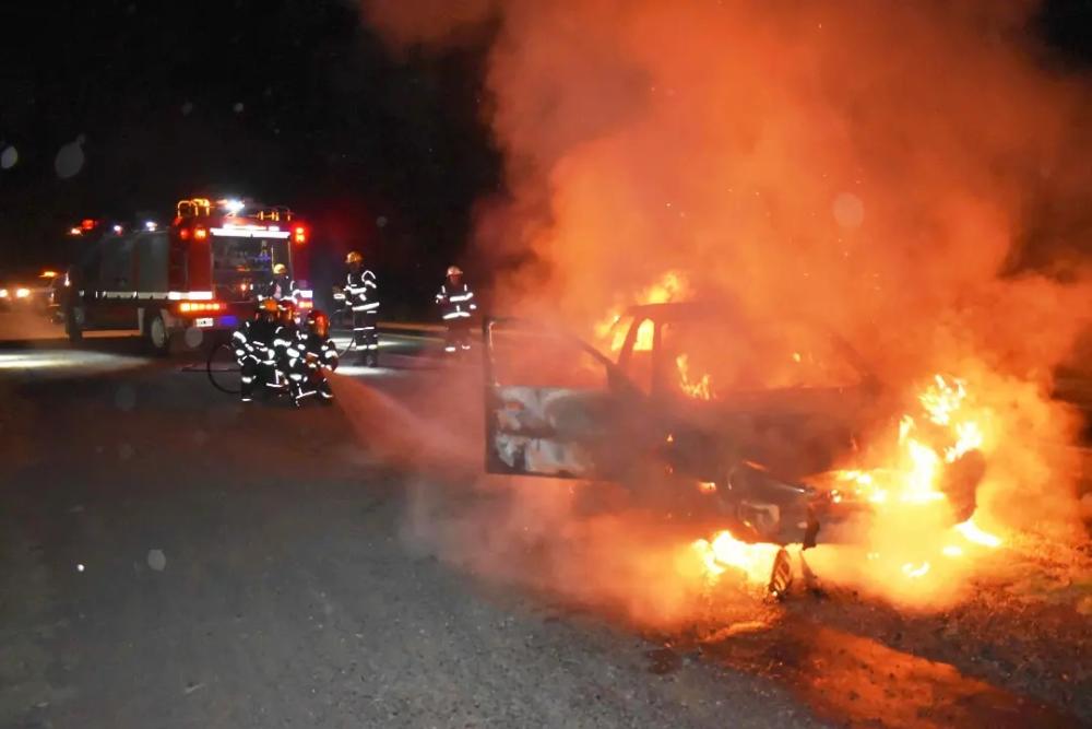 Un auto se incendió en plena ruta 5