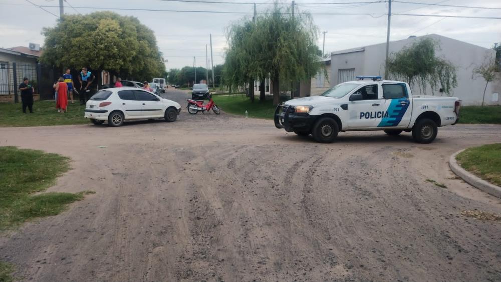 Accidente entre moto y auto en barrio Punta del Este