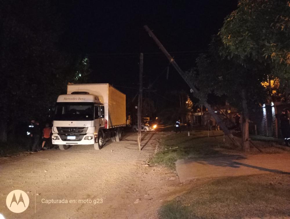 Un camión arrancó cables en un barrio y tumbó columnas de alumbrado
