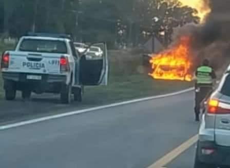 Se incendió el auto de un agente policial de Bragado sobre la ruta 5