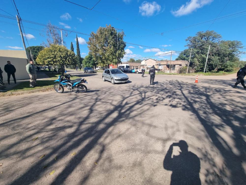 Choque entre auto y moto en Sarmiento y Barrera