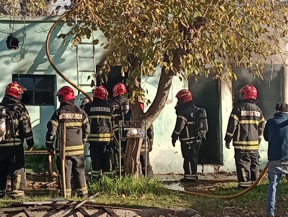 Incendio totalmente declarado en una vivienda: murió una mujer de 78 años