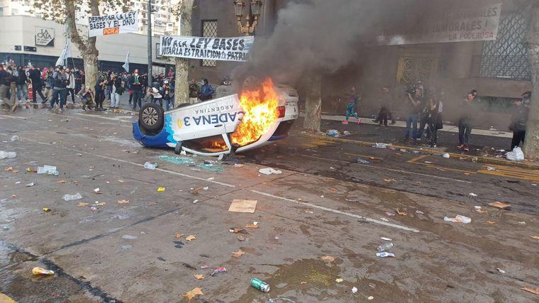 Incendiaron móvil de Cadena 3 en la protesta por la Ley Bases frente al Congreso