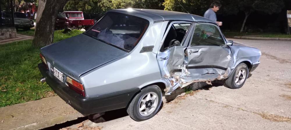 Fuerte choque entre un utilitario y un auto en barrio San Luis