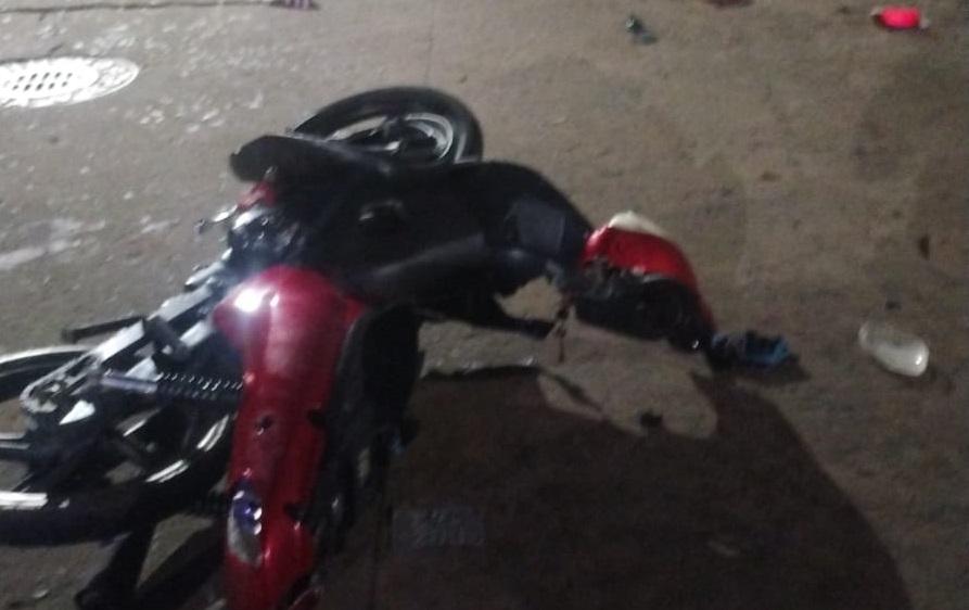 Motociclista hospitalizado tras chocar con una camioneta