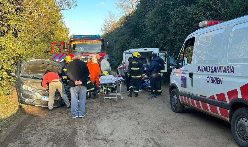 Fuerte choque entre dos vehículos en un camino rural