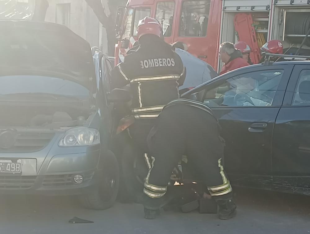 Fuerte choque entre dos autos en Maroni y General Paz con personas atrapadas