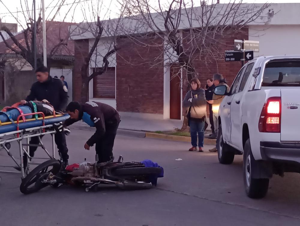 Iban tres personas en moto y chocaron con una camioneta