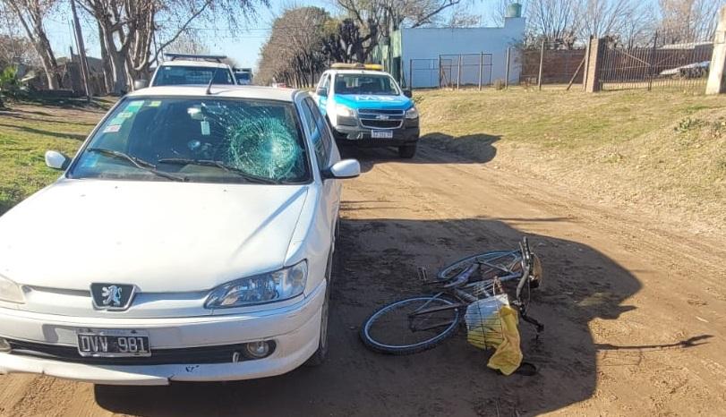 Accidente entre un auto y una ciclista en barrio El Complejo