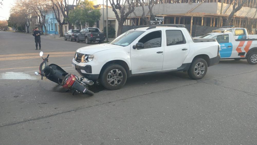 Choque entre camioneta y moto en Escalada y Núñez