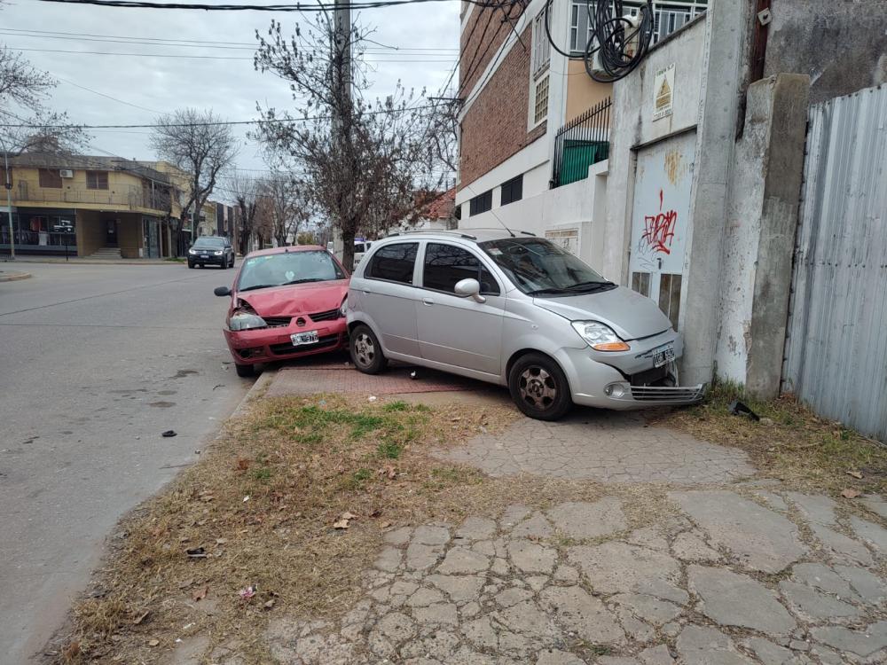 Chocó con un auto estacionado y terminaron sobre la vereda