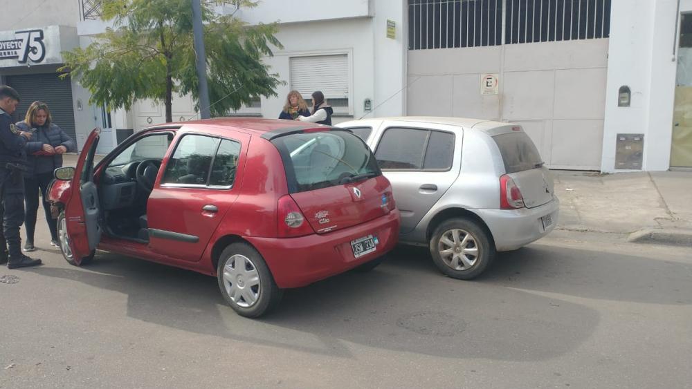 Dos autos de la misma marca chocaron en el centro