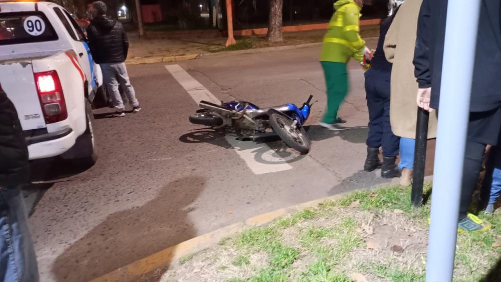 Intentó esquivar un auto y cayó sobre la cinta asfáltica