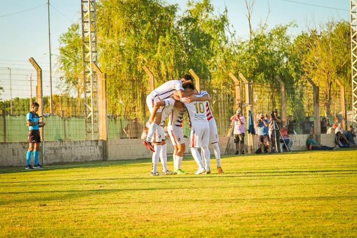 Bragado Club goleó y sigue con vida en el Federal