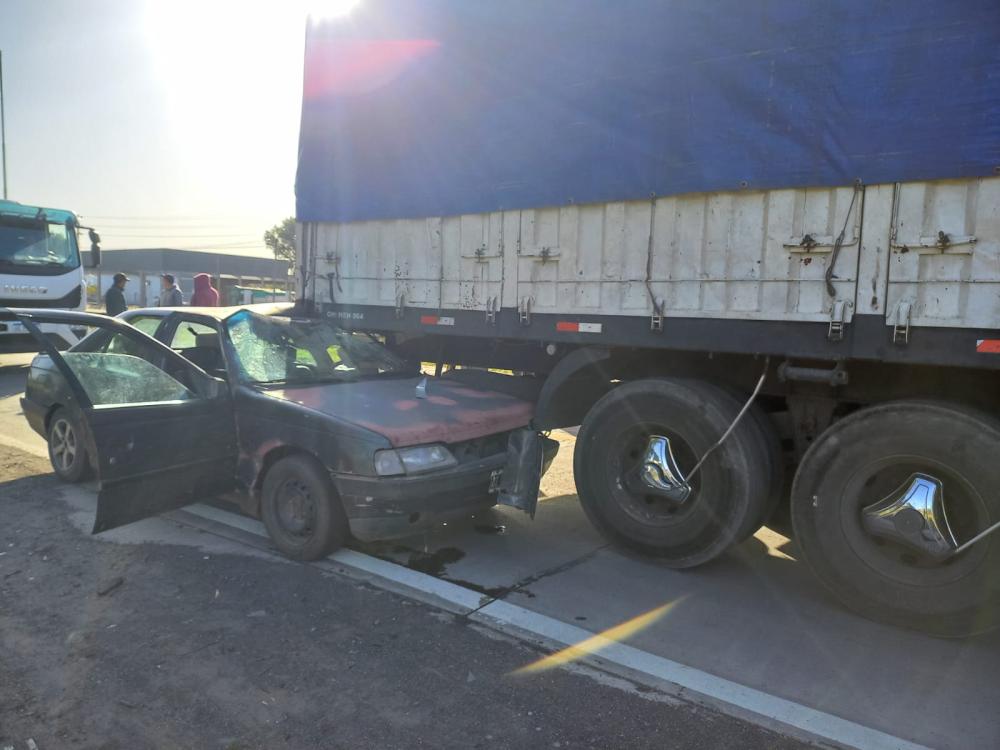 Se quedó sin frenos en plena ruta y se estrelló contra un camión