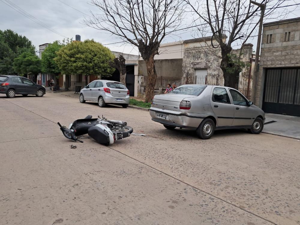 Un auto que maniobraba hacia atrás chocó a una motociclista que iba con un menor