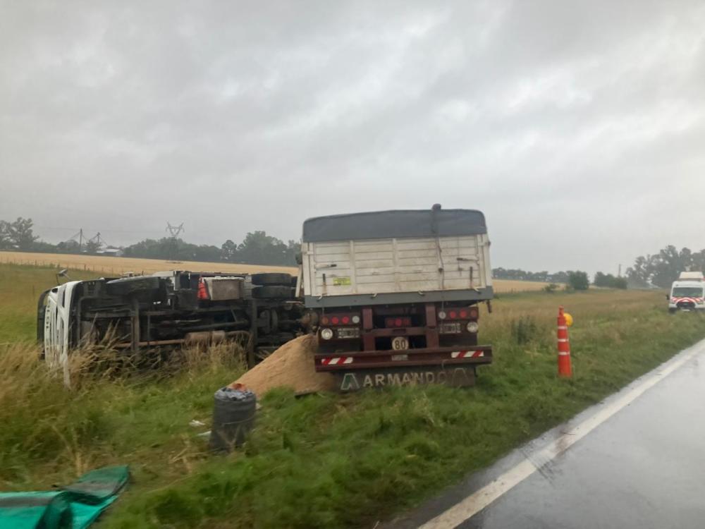 Un camión cargado con arena volcó en ruta 5