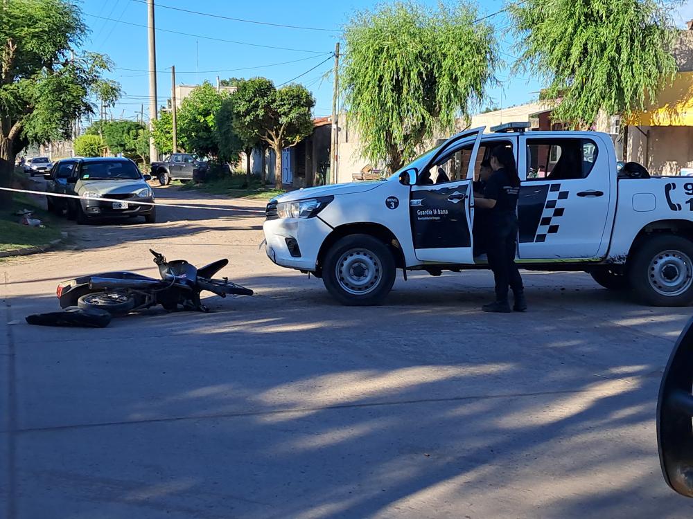 Moto a toda velocidad se estrelló contra un móvil de Guardia Urbana