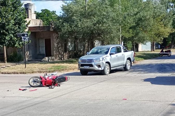 Choque entre una moto y una camioneta en circunvalación Sarmiento