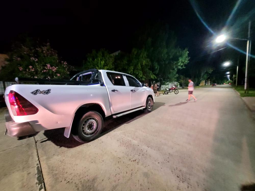 A mitad de cuadra, chocaron una camioneta y una moto