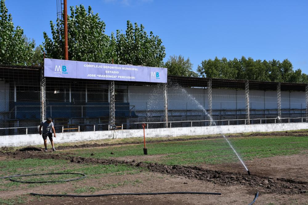 Se hacen las primeras pruebas del riego en el campo de juego del Estadio Municipal