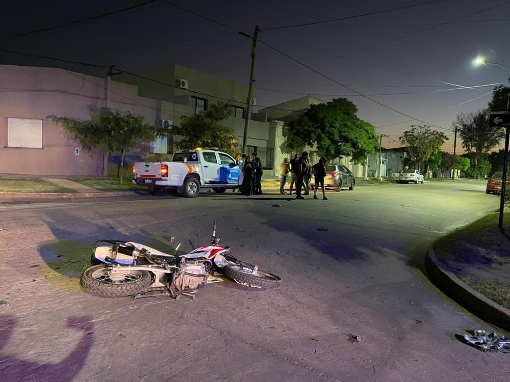 Choque entre una moto y un auto en la madrugada